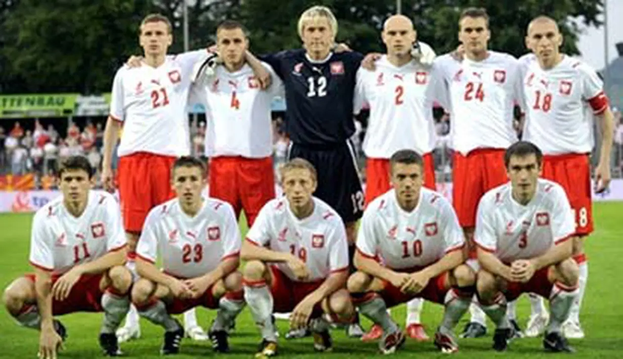 Players of the Polish national football team pose before the EURO 2008 preparation match of Poland against Macedonia on May 26, 2008 in Reutlingen, southern Germany. AFP PHOTO / THOMAS LOHNES