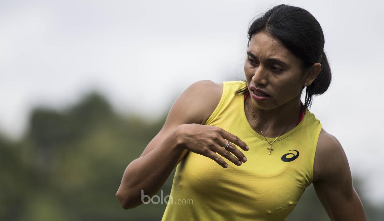 Atlet atletik Indonesia, Maria Londa, mengambil ancang-ancang untuk melompat saat latihan jelang SEA Games 2017 di Lapangan umum Mengwi, Bali, Minggu (10/7/2017). (Bola.com/Vitalis Yogi Trisna)