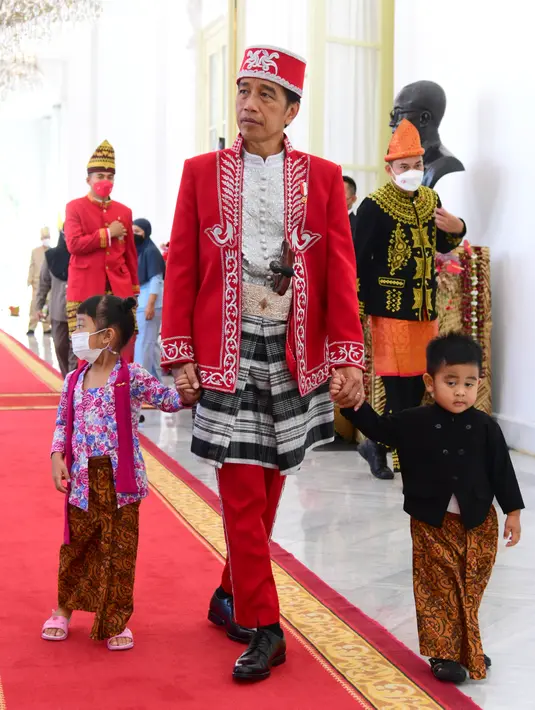 Presiden Joko Widodo (Jokowi) ditemani cucunya, Sedah Mirah dan Panembahan Al Nahyan Nasution pada Upacara Peringatan Detik-Detik Proklamasi Kemerdekaan ke-77 Republik Indonesia di Istana Merdeka, Jakarta, Rabu (17/8/2022). Sedah Mirah memakai kebaya bermotif bunga mawar berwarna merah dan ungu muda yang dipadukan dengan bawahan kain batik berwarna coklat. (Foto: Muchlis Jr - Biro Pers Sekretariat Presiden)