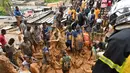 Tim penyelamat mencari korban setelah rumah runtuh setelah rumah runtuh setelah hujan lebat di distrik Attecoube di Abidja, Pantai Gading (16/6/2022). Empat orang dewasa dan dua anak-anak tewas, dan dua orang dirawat di rumah sakit karena luka-luka, kata petugas pemadam kebakaran. (AFP/Issouf Sanogo)