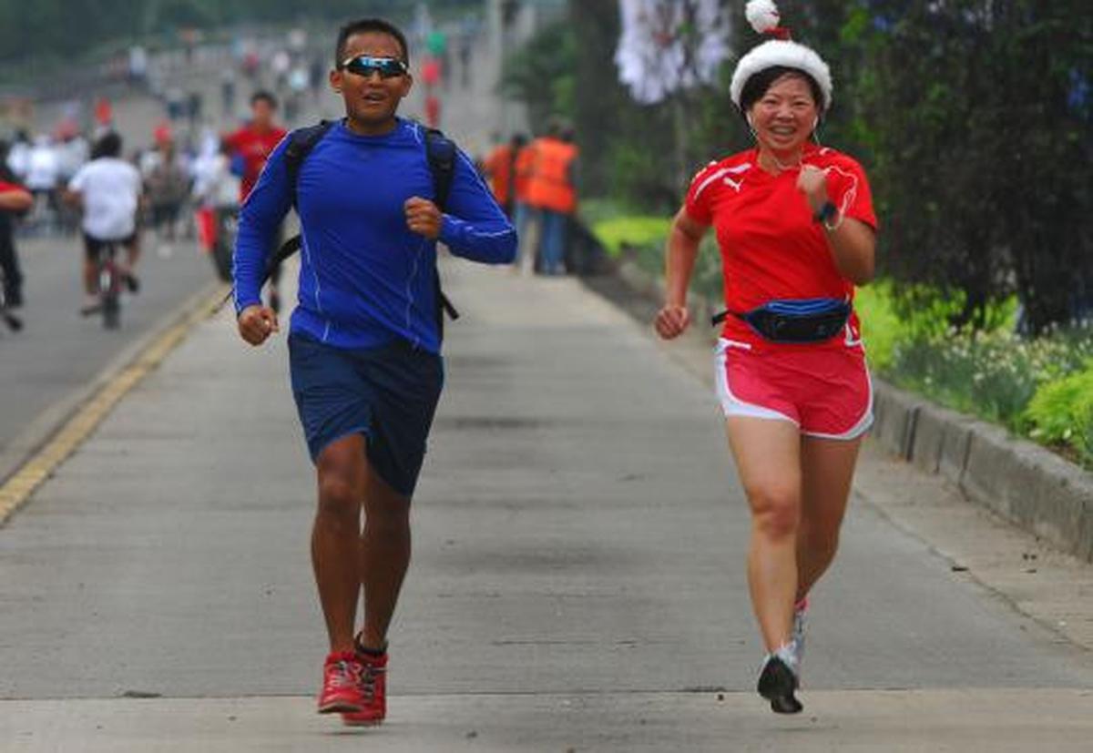 Sambut damai Natal dengan lari pagi bertopi 'Santa Claus'
