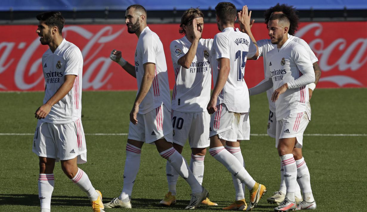 Real Madrid berpesta gol saat menjamu Huesca pada laga lanjutan Liga Spanyol di Estadio Alfredo Di Stefano. Karim Benzema yang tampil agresif mencetak dua gol dan membawa Real Madrid menang 4-1 atas Huesca. (AP Photo/Manu Fernandez)