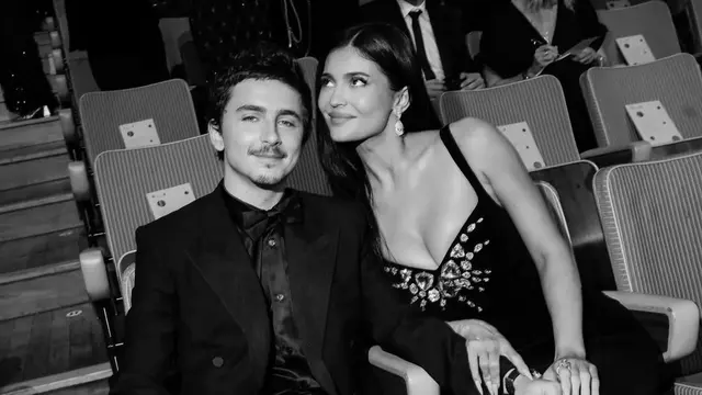 Kylie Jenner Dampingi Timothée Chalamet di BAFTA 2026, Elegan dalam Gaun Vintage Thierry Mugler
