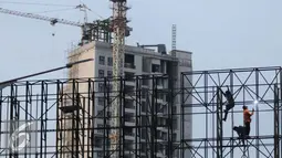 Sejumlah Pekerja menyelesaikan pembuatan papan reklame di jalan Gadjah Mada, Jakarta, Selasa (13/12). Penataan papan iklan ini guna mendongkrak perolehan pendapatan serta menghilangkan kesan kesemrawutan. (Liputan6.com/Gempur M. Surya)
