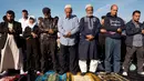 Pria muslim melaksanakan melaksanakan salat Idul Adha di Taman Bensonhurst di wilayah Brooklyn di New York (1/9). Umat Muslim di seluruh dunia merayakan Hari RayaIdul Adha. (AP Photo / Mark Lennihan)