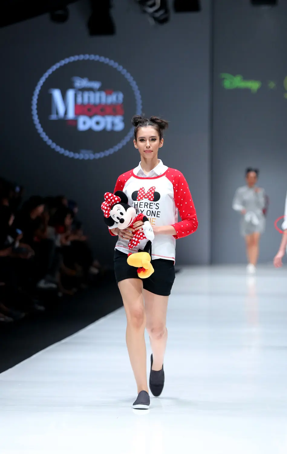 Padu padan mengenakan pakaian bergambar Minnie Mouse. (Photographer: Daniel Kampua/Bintang.com)