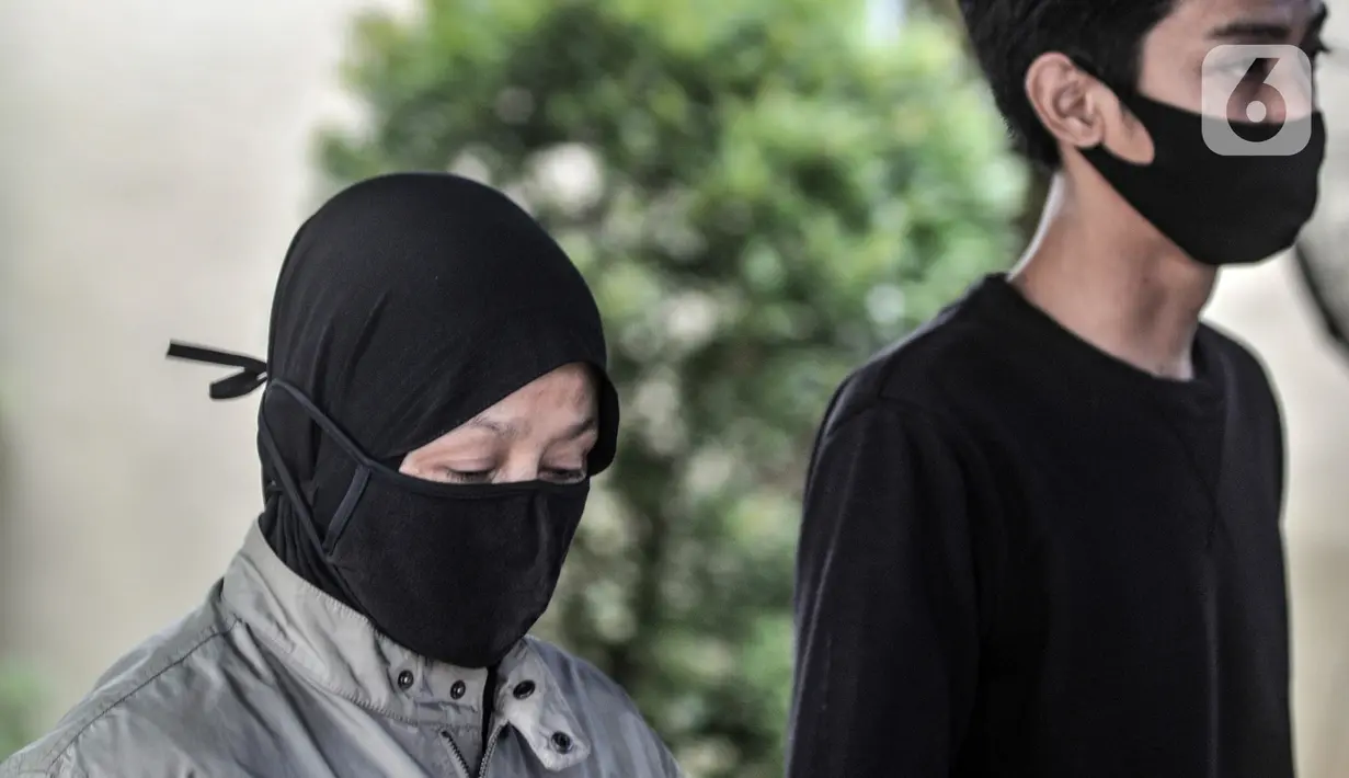 Keluarga korban kecelakaan pesawat Sriwijaya Air SJ 182 menunggu untuk memberikan data forensik di Posko Ante Mortem RS Polri, Jakarta, Minggu (10/1/2021). Keluarga korban jatuhnya Sriwijaya Air SJ 182 terlihat cemas dan menangis saat menanti kedatangan korban. (merdeka.com/Iqbal S. Nugroho)