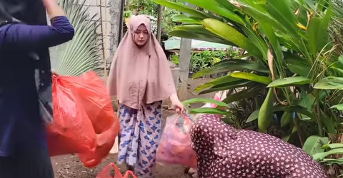 Bule Cantik Amerika Mualaf Ikut Timbang Rongsokan Bareng Sang Suami