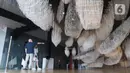 Pengunjung mengunjungi pameran bertajuk The Soul Trembles di Museum Modern and Contemporary Art in Nusantara (MACAN), Jakarta, Selasa (3/01/2023). Pameran tunggal karya perupa asal Jepang, Chiharu Shiota itu akan dibuka untuk publik mulai 26 November 2022 hingga 20 April 2023. (Liputan6.com/Herman Zakharia)