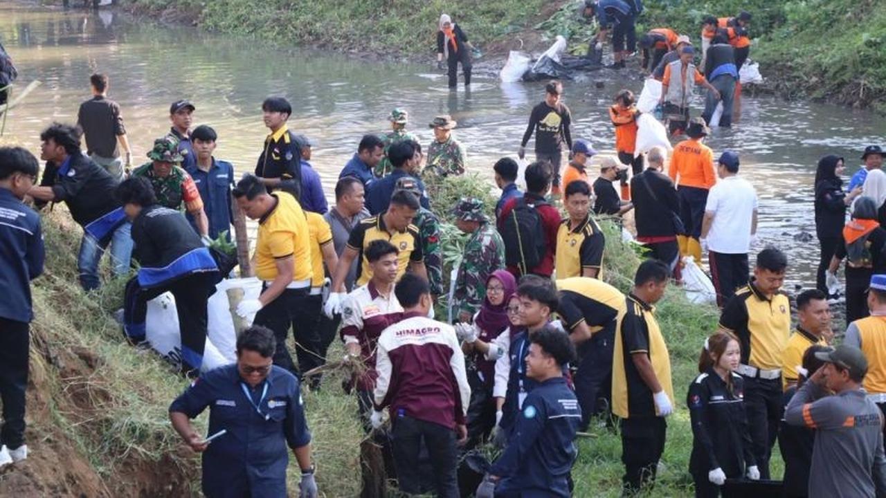 Aksi Bersih Sungai Gelis Kudus: Mahasiswa dan TNI-Polri Bersinergi Jaga Lingkungan