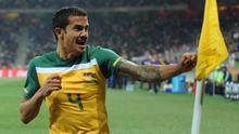 Tim Cahill. Gelandang serang Australia yang kini berusia 42 tahun dan telah pensiun dari sepak bola internasional pada Juli 2018 ini tercatat tampil dalam 4 edisi Piala Dunia, mulai edisi 2006 hingga 2018. Total tampil dalam 9 laga dengan torehan 5 gol dan 1 assist, penampilan terbaiknya terjadi pada edisi 2006 di Jerman. Pada laga awal di fase Grup F, ia menyumbang 2 gol dan 1 assist saat Australia mengalahkan sesama wakil Asia, Jepang dengan skor 3-1 (12/6/2006). (AFP/Stan Honda)