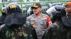 Kapolda Metro Jaya Irjen Pol M Iriawan memberi pengarahan kepada personil gabungan TNI/Polri yang mengamankan aksi 212 di Gedung DPR/MPR, Jakarta Pusat, Selasa (21/2). Sekitar 32.300 personel dikerahkan dalam pengamanan Jakarta hari ini (Dok. Istimewa)
