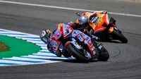 Pembalap Gresini Racing MotoGP Enea Bastianini bersaing ketat dengan joki Repsol Honda Pol Espargaro di MotoGP Spanyol 2022 di Sirkuit Jerez. (ist)