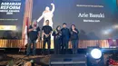 Fotografer senior Oscar Motuloh dan Ketua PFI Pusat Dwi Pambudo mendampingi istri Arie Basuki saat menerima penghargaan untuk Arie Basuki di GOR IPSI, TMII, Jakarta, Kamis (24/9/2026). (KLY/Budy Santoso)