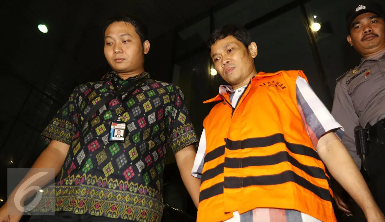 Kasi Pembangunan Peningkatan Mutu Pendidikan dan Tenaga Kependidikan Dinas Pendidikan Kabupaten Banyuasin, Sutaryo usai diperiksa KPK terkait proyek ijon pada Dinas Pendidikan Kabupaten Banyuasin, Sumsel, Jakarta, Jumat (28/10).(Liputan6.com/Helmi Afandi)
