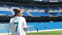 Rianti Cartwright berpose di markas Real Madrid, Santiago Bernabeu, Madrid. (Instagram Rianti Catwright)