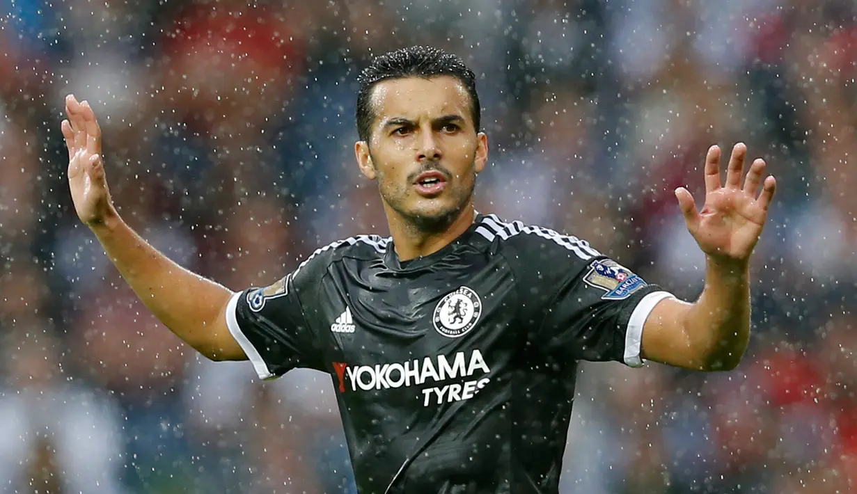 Pedro Rodriguez melakukan debut mengesankan di Chelsea saat laga Liga Premier Inggris melawan WBA di Stadion The Hawthorns, Inggris, Minggu (23/8/2015). Pada laga itu Pedro menyumbang satu gol dan assist. (Reuters/ Suzanne Plunkett)