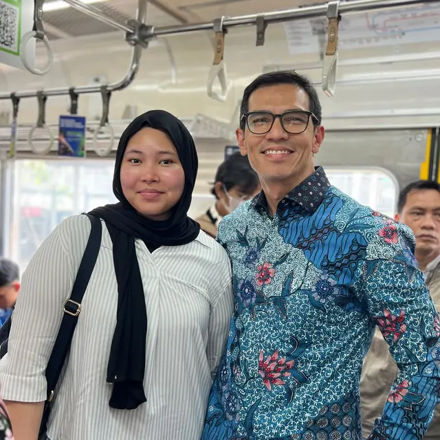 6 Gaya Adrian Maulana Saat Naik Transportasi Umum, Tetap Rapi dan Elegan
