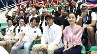 Ketua Umum PB Akuatik Indonesia, Anindya Novyan Bakrie, memberi dukungan langsung ke tim renang Merah Putih yang sedang berjuang di SEA Games 2025, Jumat (12/12/2025). (PB Akuatik Indonesia)
