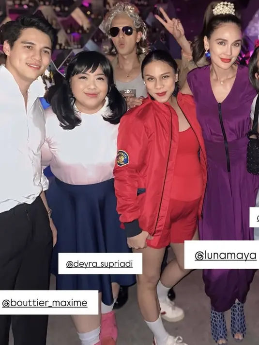 Luna Maya hadir mengenakan jumpsuit ungu dengan gaya rambut kuncir tinggi dihiasi aksesori mutiara mirip seperti Jinny oh Jinny. [@angelanggiee]