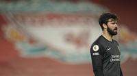 Kiper Liverpool Alisson Becker dalam laga kontra Manchester City pada lanjutan Liga Inggris di Anfield, Minggu (7/2/2021). (AP photo/Jon Super, Pool)