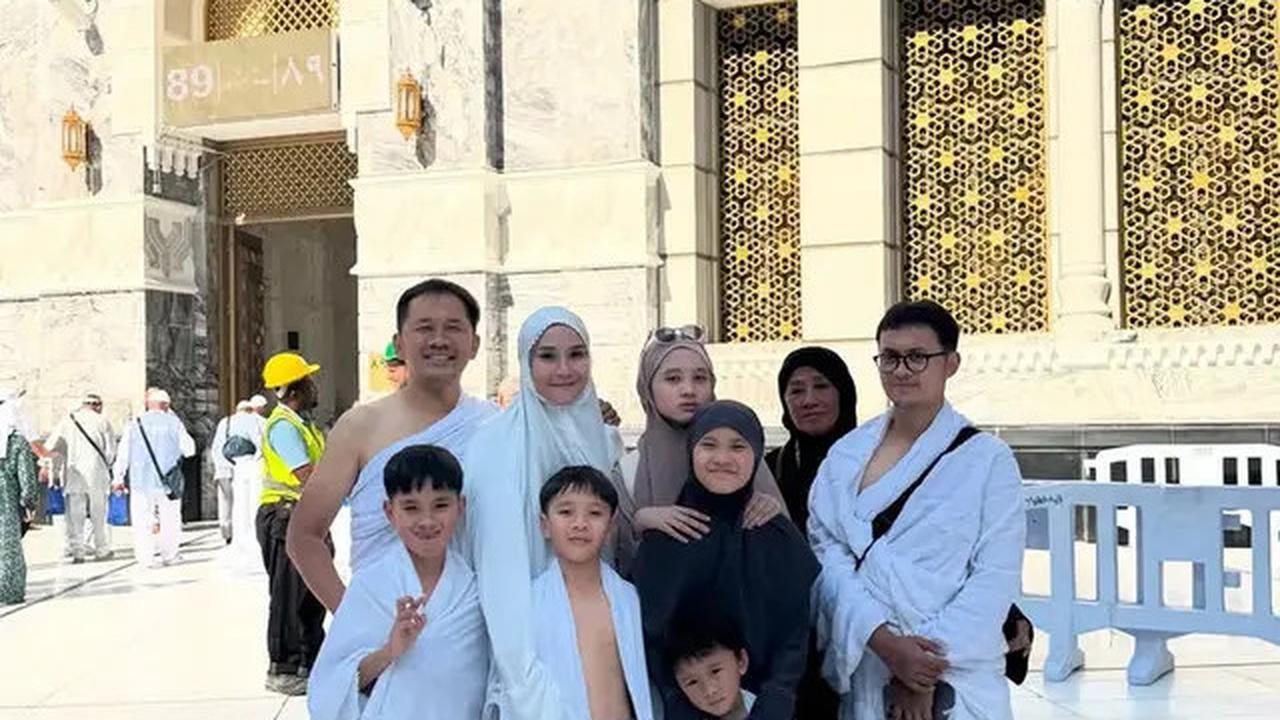 8 Tampilan Artis Pilih Laksanakan Umrah di Penghujung Tahun 2024, Ayu Ting Ting, Maudy Koesnaedi, hingga Tasya Kamila