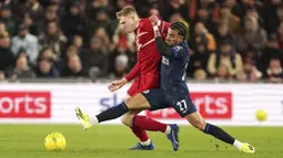 Pemain Middlesbrough, Josh Coburn, berebut bola dengan pemain Chelsea, Malo Gusto, dalam laga leg pertama semifinal Carabao Cup 2023/2024 yang digelar di Riverside Stadium, Rabu (10/1/2024). (PA via AP/Martin Rickett)