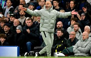 Pelatih kepala Chelsea asal Italia, Enzo Maresca, memberikan instruksi kepada para pemain dari pinggir lapangan dalam pertandingan Premier League antara Chelsea dan Liverpool di Stamford Bridge, London, pada 4 Oktober 2025. (Glyn KIRK/AFP)