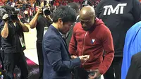  Floyd Mayweather Jr meminta nomor ponsel Manny Pacquiao saat menyaksikan pertandingan NBA antara Miami Heat dan Milwaukee Bucks, AS, Rabu (28/1/2015). (Dailymail)