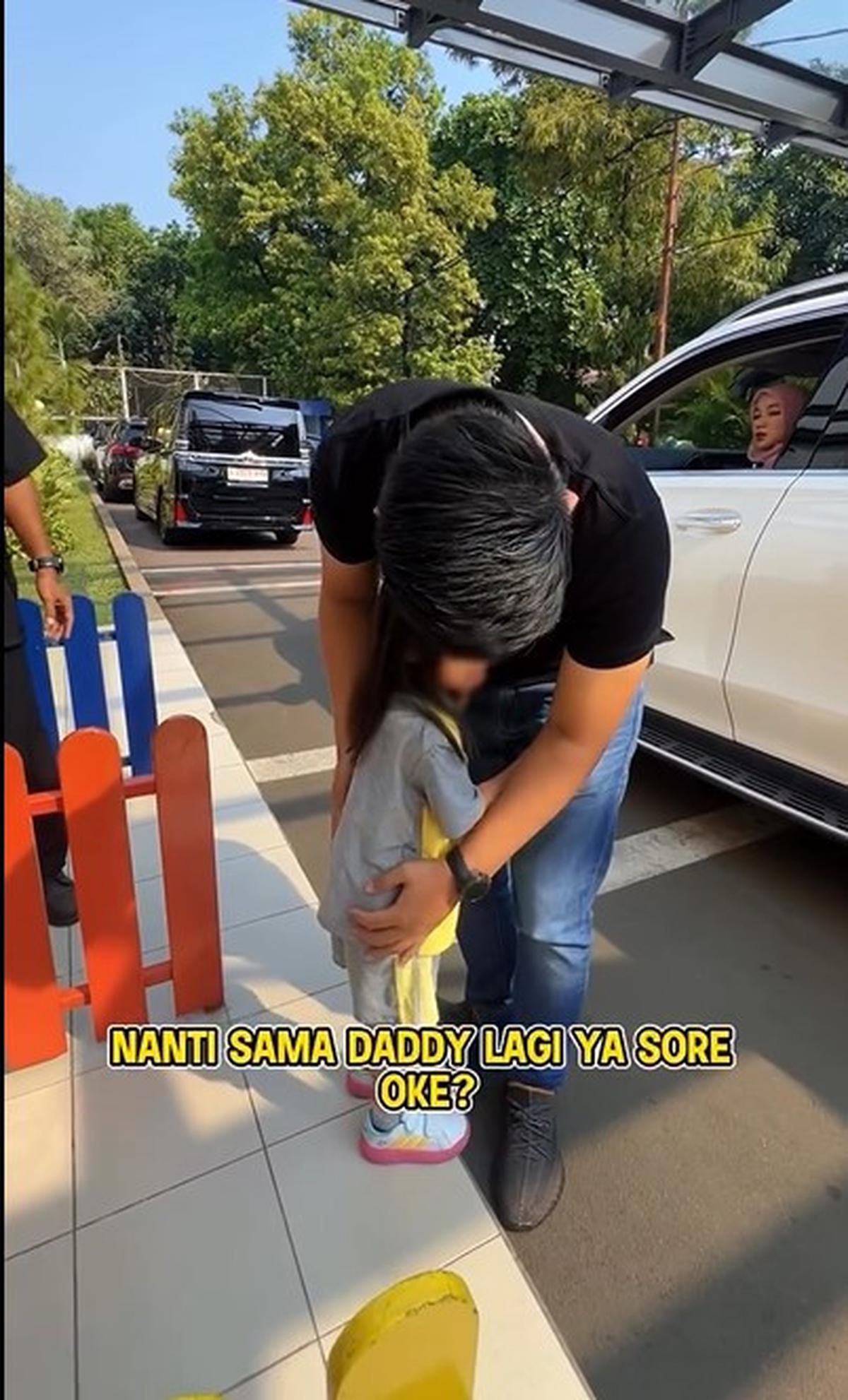Potret Anak Chacha Frederica Nangis Diantar Sekolah Ayahnya yang Seorang Bupati, Wajah Tetap Disembunyikan