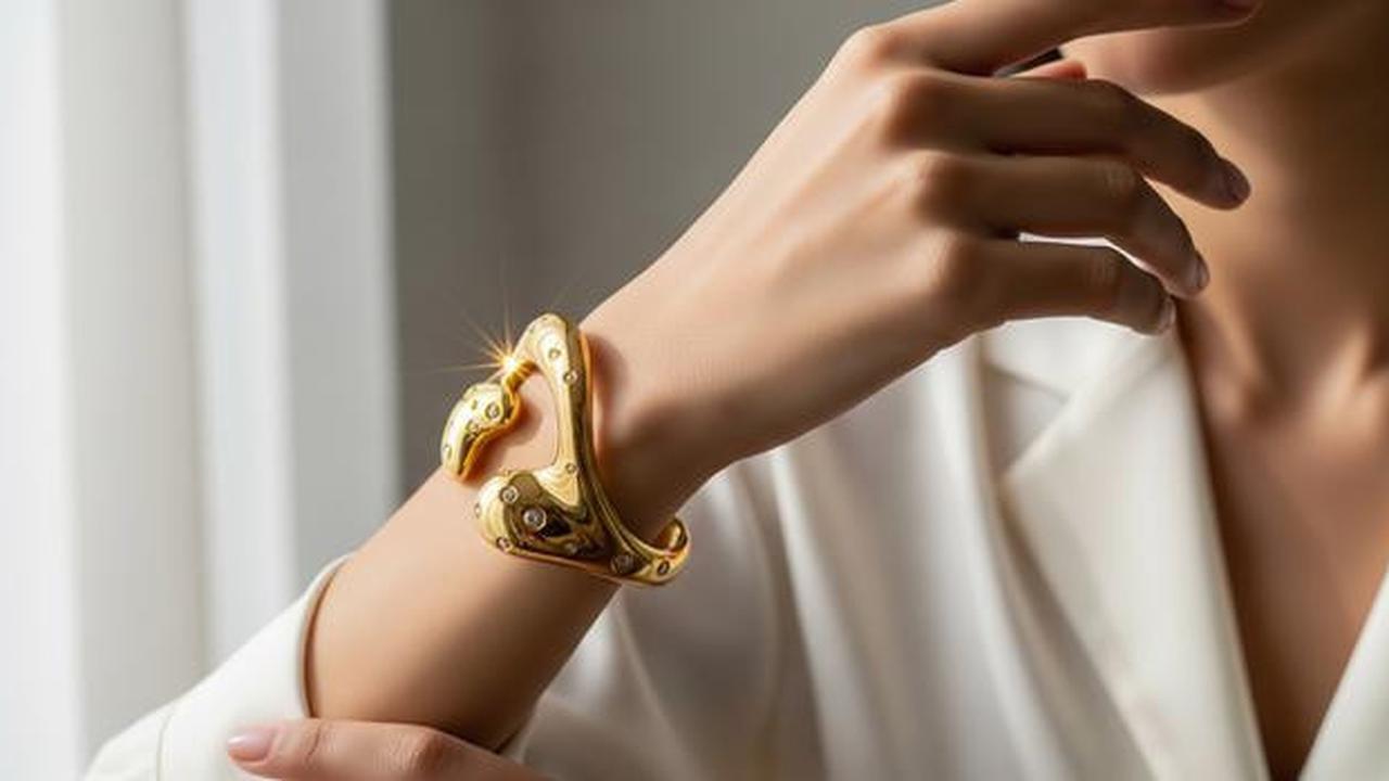 8 Model Gelang Emas Cuff Sculptural Desain Abstrak 2025, Elegan untuk Penampilan Wanita