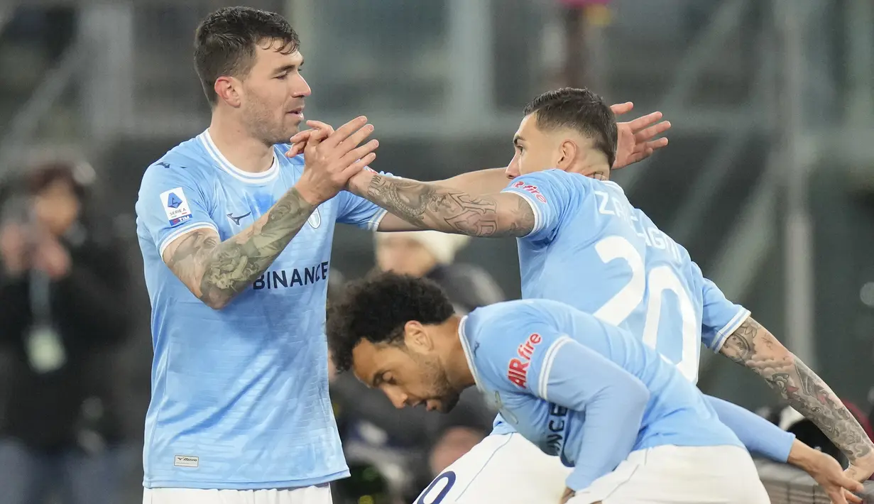 Selebrasi gelandang Lazio, Mattia Zaccagni (kanan) setelah mencetak gol kedua timnya ke gawang Juventus pada laga pekan ke-29 Liga Italia 2022/2023 di Olimpico Stadium, Roma, Minggu (9/4/2023) dini hari WIB. (AP Photo/Alessandra Tarantino)