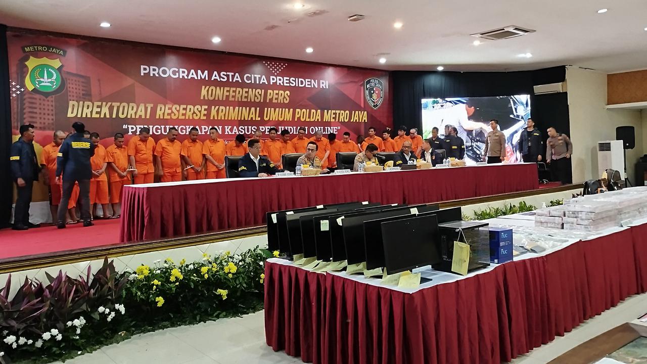 Sederet Barang Bukti Disita Polisi dari Kasus Judi Online Pegawai Komdigi: Miliaran Uang, Mobil, Emas hingga Senpi