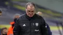 Pelatih Leeds United, Marcelo Bielsa berjalan tenang di pinggir lapangan menjelang pertandingan melawan Arsenal. (AFP/Molly Darlington/Pool)