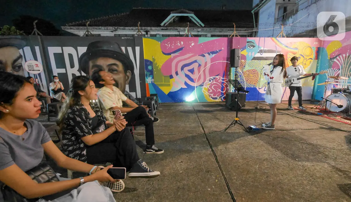 Penonton menyaksikan grup musik Diorama tampil dalam perayaan Hari Musik Nasional di M Bloc Space, Jakarta, Rabu (9/3/2022). Dalam rangka memeriahkan Hari Musik Nasional, M Bloc Space menyuguhkan acara bagi para pencinta musik Tanah Air dengan tajuk "Musik Hidup Lagi". (Liputan6.com/Herman Zakharia)