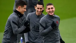 Pemain PSG Leandro Paredes, Angel Di Maria dan Marco Verratti ambil bagian dalam sesi latihan di tempat latihan klub Camp des Loges di Saint-Germain-en-Laye, Senin (6/12/2021). PSG akan melawan Club Brugge pada matchday terakhir fase grup Liga Champions, Rabu (8/12) dini hari. (FRANCK FIFE/AFP)