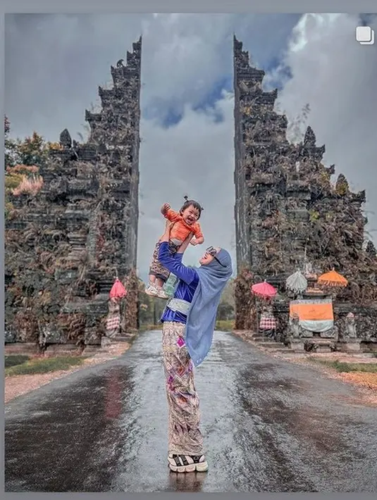 Melihat di kolom komentar, banyak warganet yang makin gemas dengan Moana. Tidak hanya Moana, Ricis dan beberapa timnya perempuan juga mengenakan kebaya. [Instagram/Ricis Official]