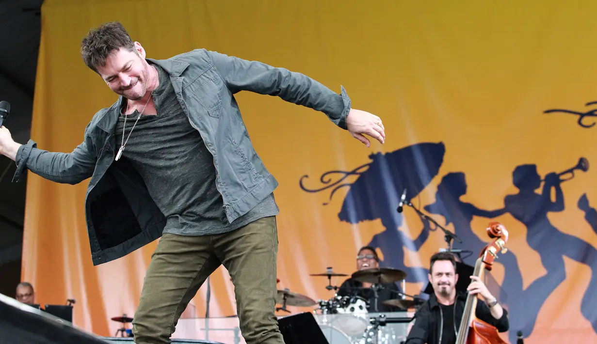 Harry Connick, Jr. saat menghibur penonton di New Orleans Jazz and Heritage Festival di Fair Grounds di New Orleans, AS (25/4). (Ted Jackson / NOLA.com Times-Picayune via AP)