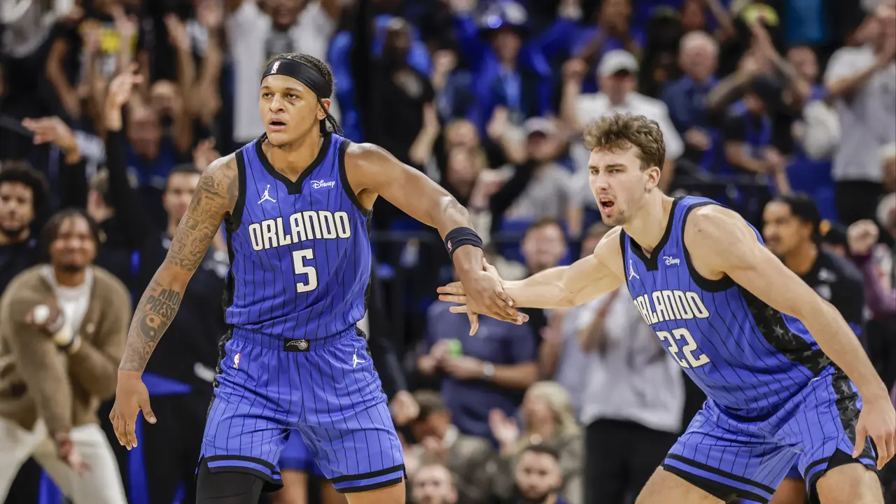 Selebrasi pemain Orlando Magic Franz Wagner (no22) dan Paolo Banchero saat mengalahkan juara bertahan NBA Denver Nuggets