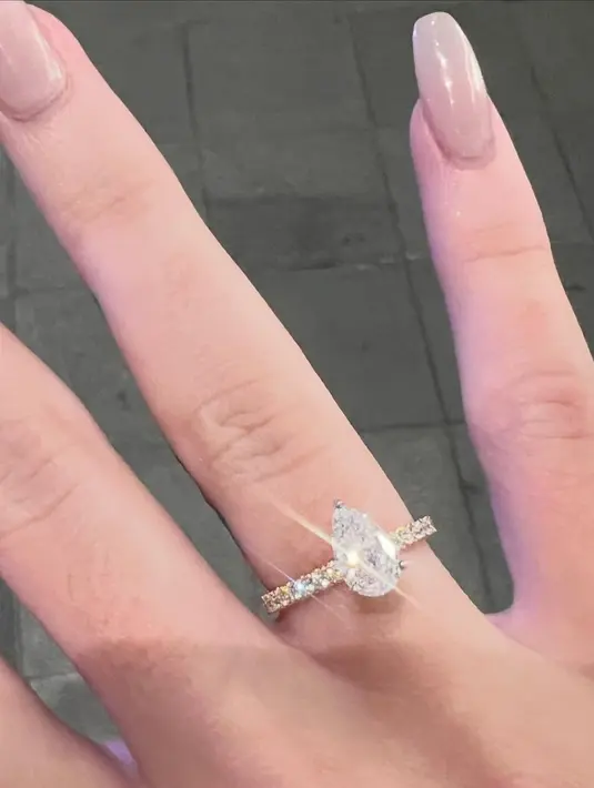 Ryuken Lie melamar Cassandra Lee dengan cincin berlian dengan mata teardrops yang begitu bersinar [@cassandraslee]