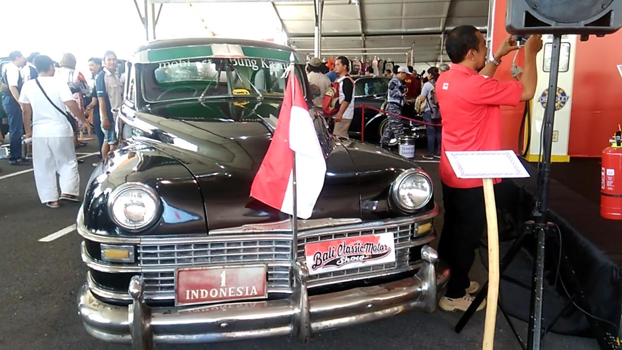 Pengunjung Melongo Lihat Mobil Kuno Sukarno dan Fatmawati 