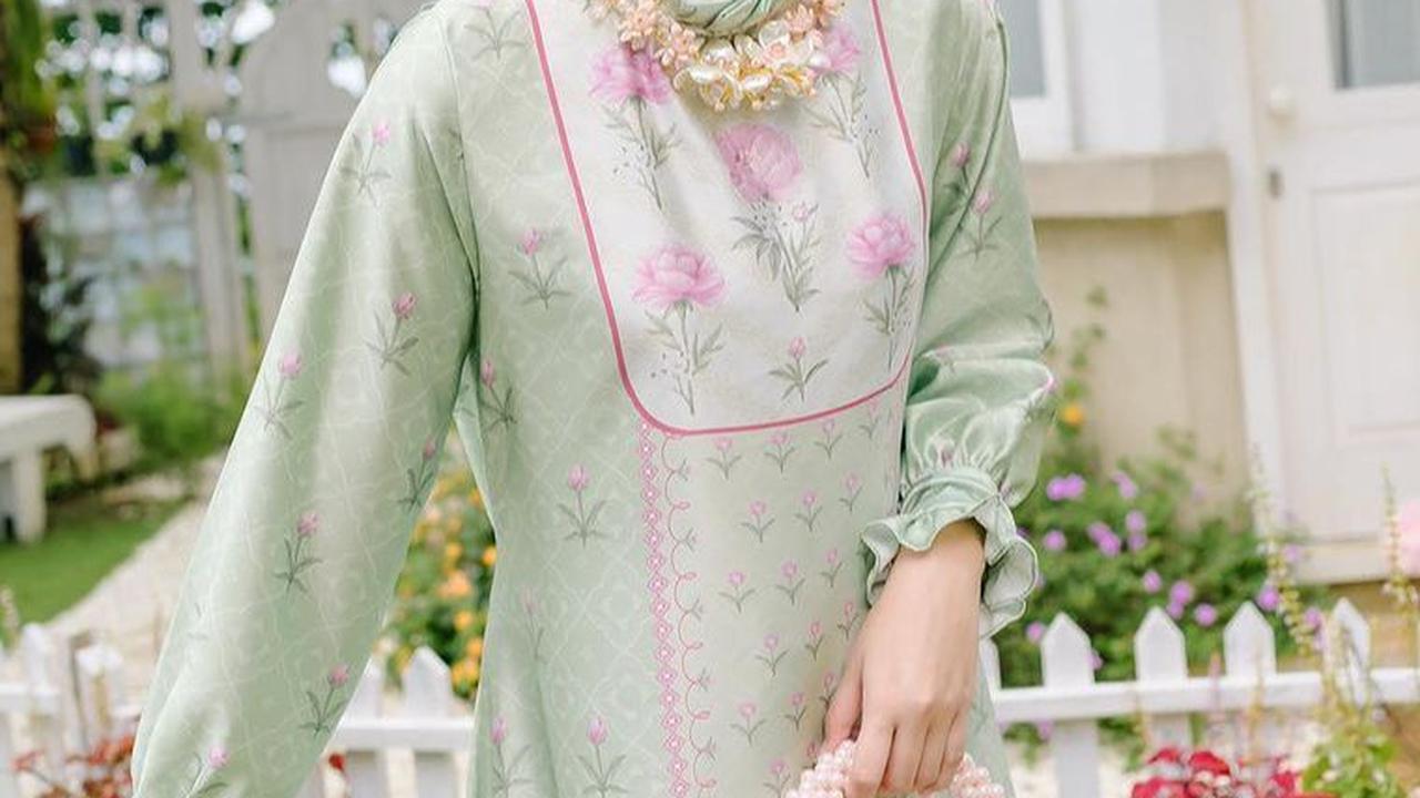 <b>Dress Berwarna Cerah Menggunakan Bahan Bermotif</b>