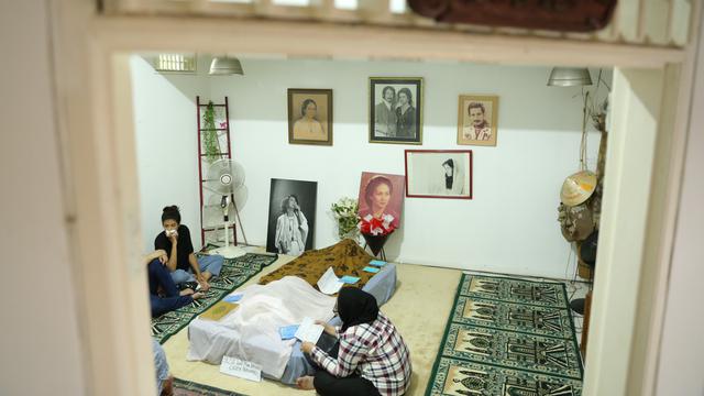 [Fimela] Suasana Rumah Duka Ade Irawan