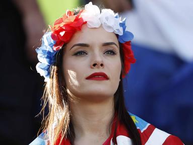 Fans Cantik asal Kroasia menanti laga babak 16 besar antara Kroasia melawan Portugal di Stade Bollaert-Delelis, Lens, Prancis (25/6/2016). (REUTERS/Charles Platiau)