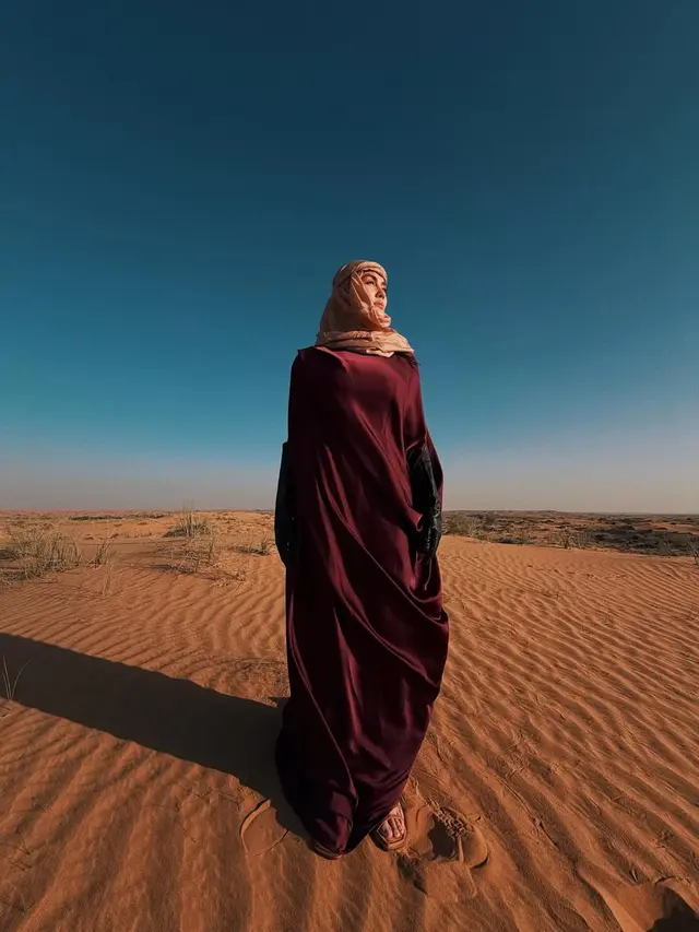 Gaya Agnez Mo Menjelma Bak Perempuan Timur Tengah di Gurun Dubai, Anggun dalam Balutan Abaya dan Keffiyeh