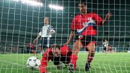 Sebagai pemain, kareir paling cemerlangnya adalah membela Timnas Korea Selatan di Piala Dunia 1998. Sementara di level klub, Kim Do-hoon pernah memperkuat Jeonbuk Hyundai Motors (1995-2002), menjalani masa pinjaman bersama klub Jepang, Vissel Kobe (1998-1999), dan Seongnam Ilhwa Chunma (2003-2005). (AFP/Kim Jae-hwan)