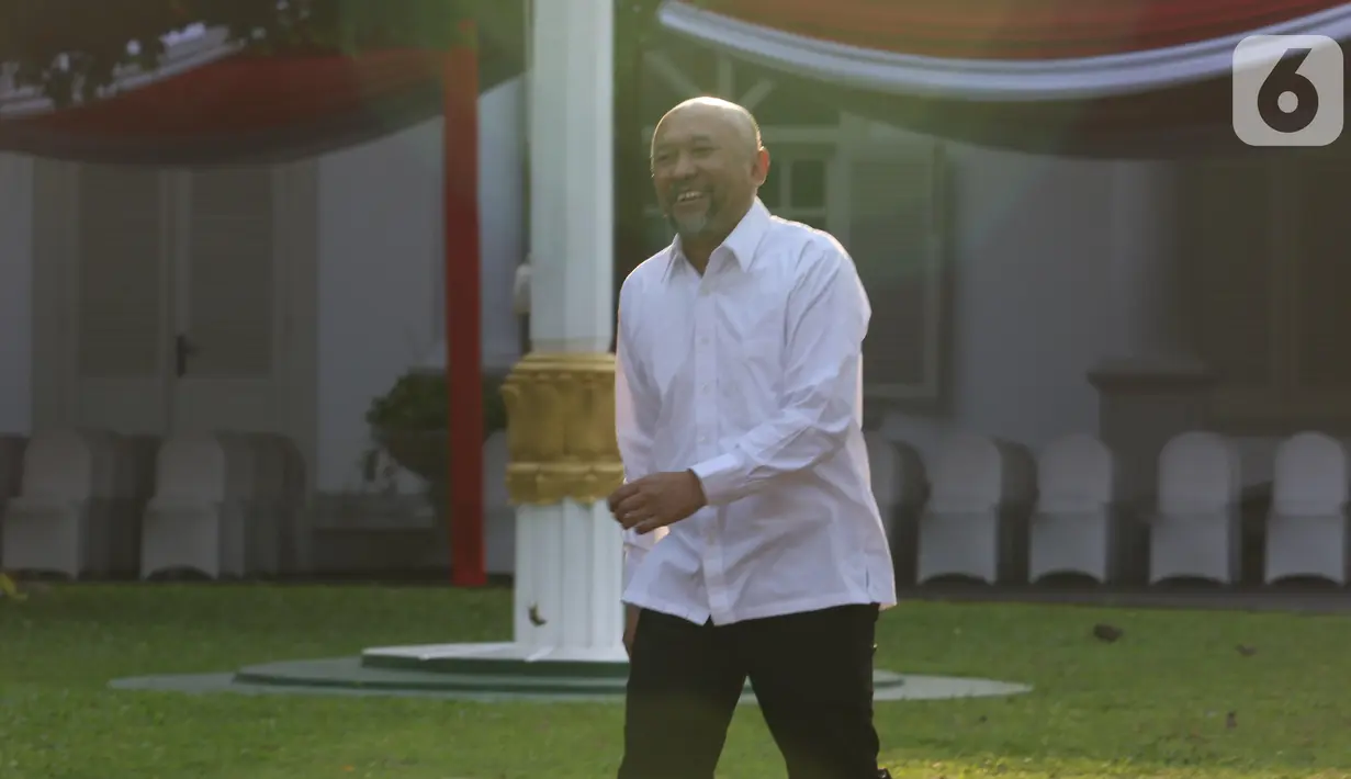 Mantan Koordinator Staf Khusus Presiden, Teten Masduki tiba di Kompleks Istana Kepresidenan, di Jakarta, Selasa (22/10/2019). Teten mengenakan kemeja putih dan celana panjang hitam layaknya para calon menteri di kabinet kerja jilid 2. (Liputan6.com/Angga Yuniar)