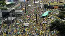 Ribuan Warga memadati jalanan di pusat keuangan Sao Paulo, Brasil, Minggu (16/08/2015). Sekitar 135 ribu pengunjuk rasa memenuhi kota Sao Paulo. (REUTERS/Paulo Whitaker)