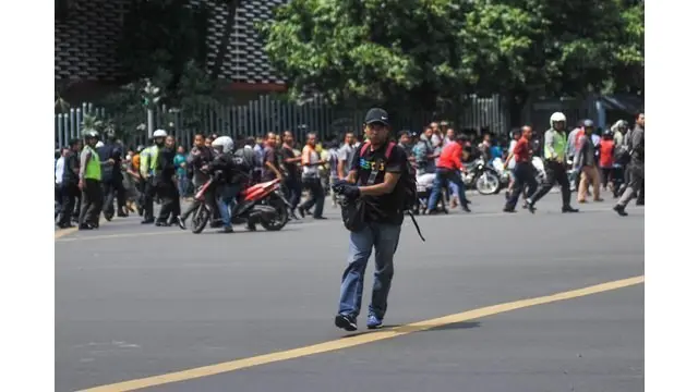 News Flash: Cari Teroris Lain Polisi Periksa CCTV Kawasan Thamrin  