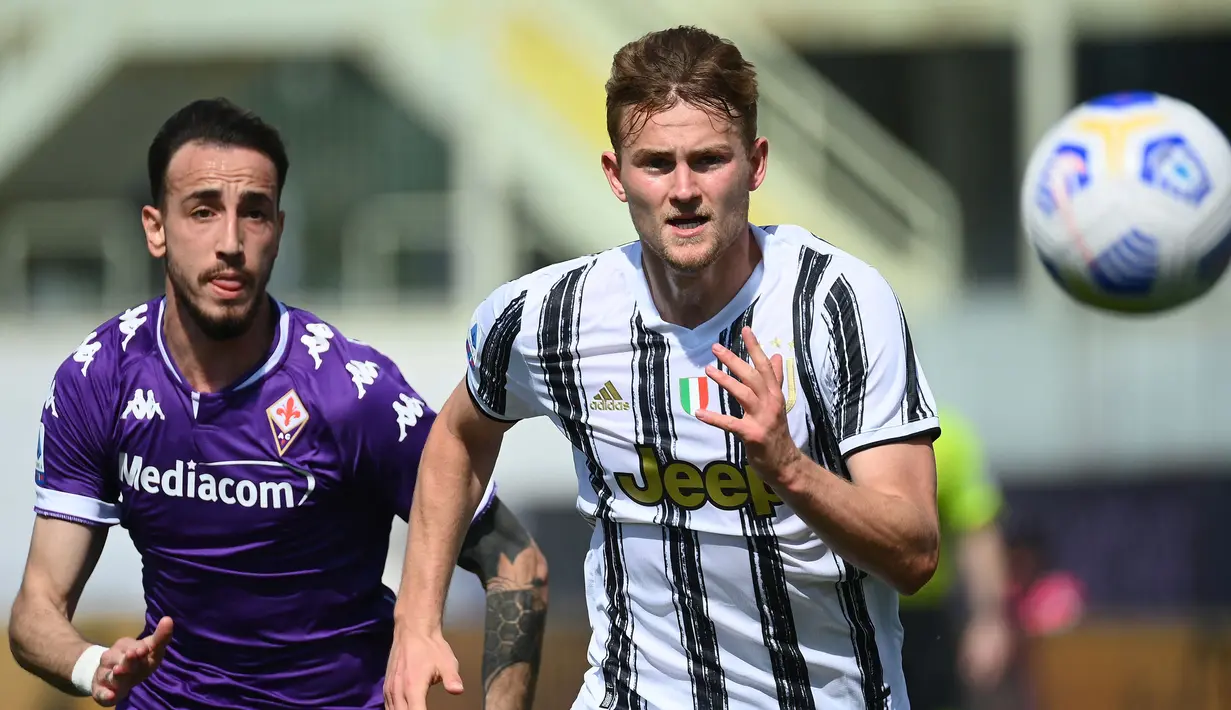 Matthijs de Ligt (kanan) digadang-gadang akan menjadi penerus dua senior bek tengah Juventus, Bonucci dan Chiellini. De Ligt tercatat baru berumur 22 tahun dan akhir-akhir ini banyak dimainkan sebagai starter Juventus, baik di Liga Italia maupun Liga Champions. (AFP/Vincenzo Pinto)